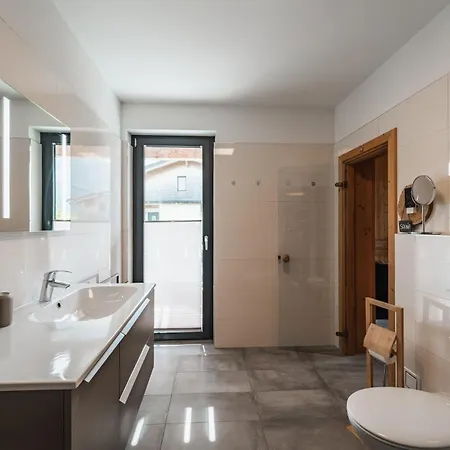 Charivari Mit Whirlpool, Sauna & Garten シャレー インツェル