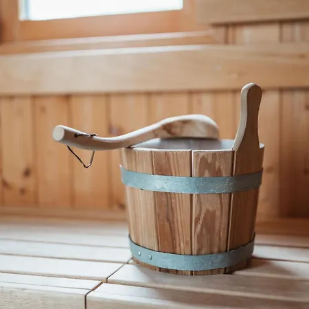 Charivari Mit Whirlpool, Sauna & Garten *
